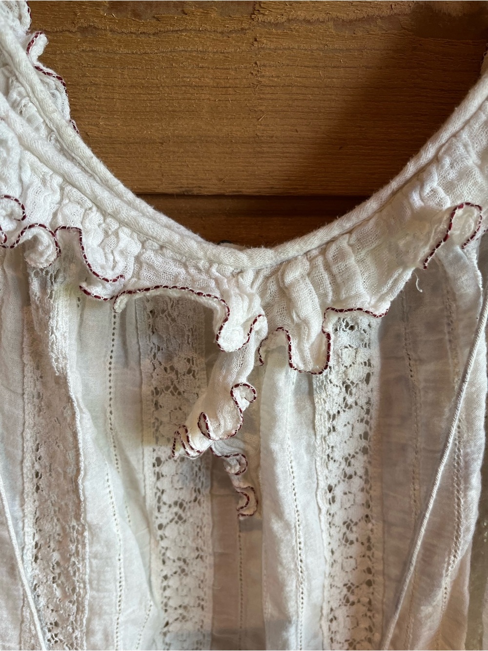 FREE PEOPLE - Feminine white Cropped Cotton Lace off the shoulder top w ruffles - Picture 2 of 8